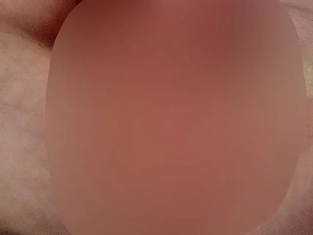 Nahaufnahme von Jen, die mit Johns Balls spielt