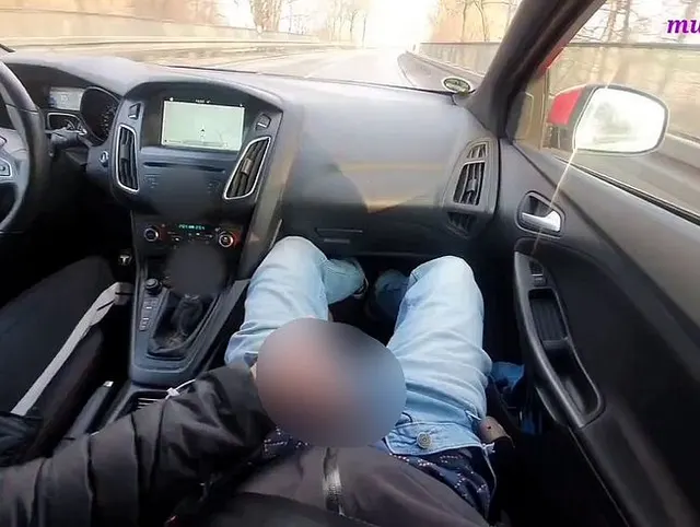 POV Public Handjob in meinem Auto während der Fahrt und kurzer Blowjob und heisser Fick von hinten..