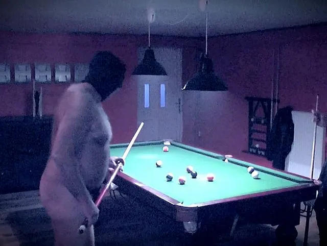 Meine Billard-Hure bereit zum einlochen