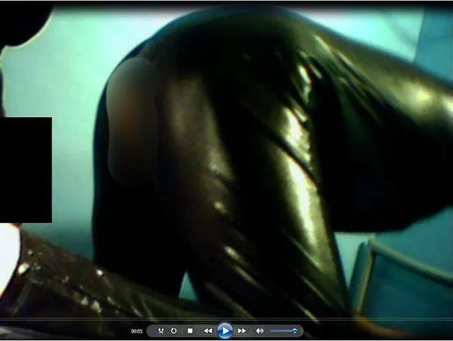 Die Sissy in Latexanzug wird in den Arsch gefickt.........