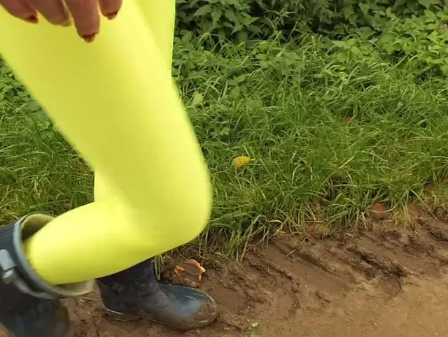 Gummistiefel in Trekerspur - Du stehst auf Gummistiefel? Hier wird es matschig