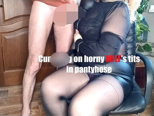 In Strumpfhose auf geile MILF-Titten spritzen