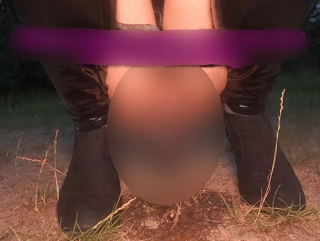 Sissyschlampe Jana pisst das erste mal mit Peniskäfig Outdoor