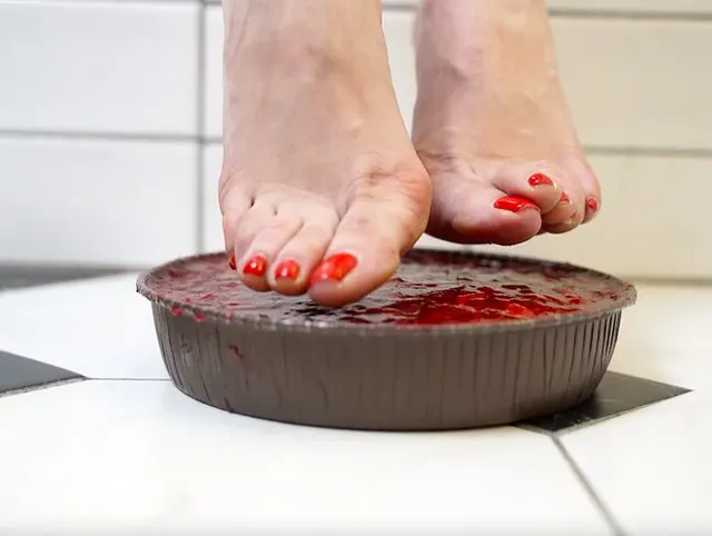 Ballettfüße drücken den Kuchen in HD