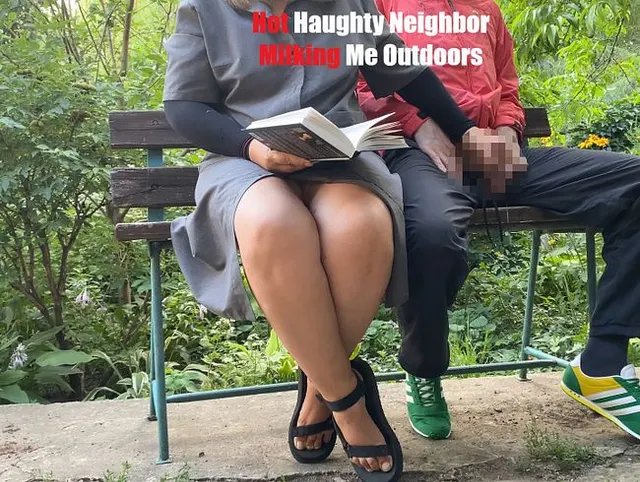 Heiße hochmütige Nachbarin melkt mich im Freien