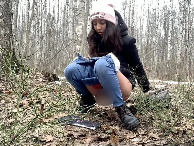 Pisse auf mein Höschen im Wald, während niemand sieht