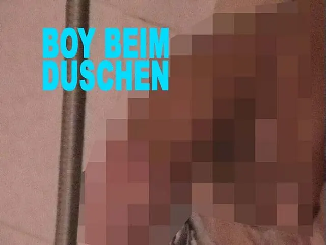 Boy beim Duschen