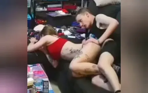 Sie wird HART von MR. SH***Y auf der Couch GEFICKT!! (ohne Ton)