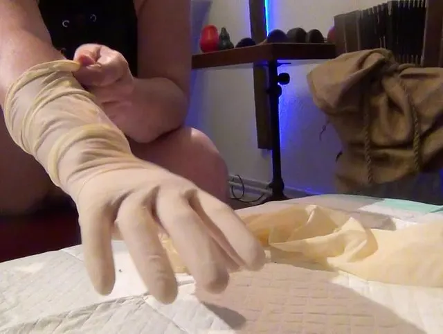 Lange weiße Latexhandschuhe