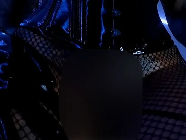 DOLLIE - ZEIGT UNRASIERTE PIERCED PUSSY VOR