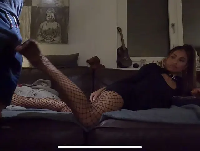 Footjob in heissen Netzstrümpfen