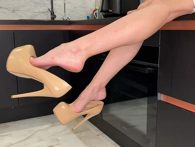Pumps High Heels an langen Beinen, baumelndes und enges Kleid an mir