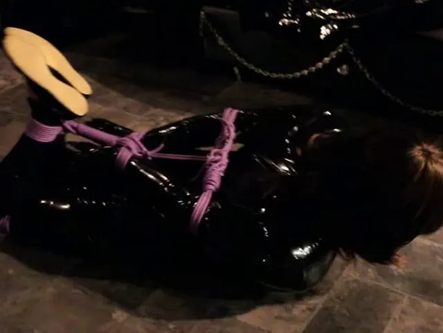 Latex-Bondage mit Schläppchen - Hogtd