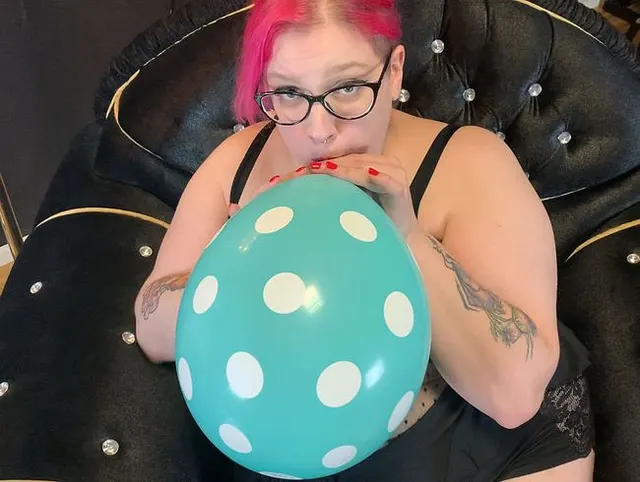 Kurzes Blow to Pop mit Punkte Luftballon