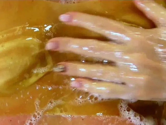 In Latex duschen und mit Wasser fuellen