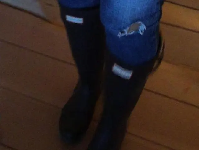 Sklave wichst auf meine Gummistiefel