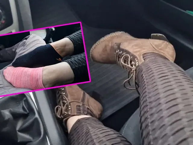 Meine besockten Füße geben Schwanz einen Sockjob im Auto