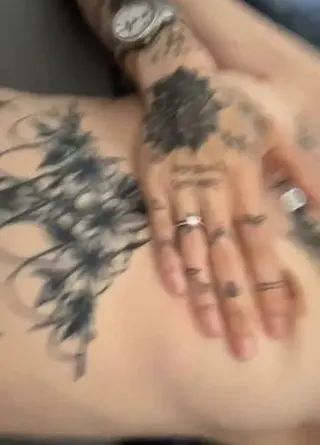 Ich massiere meine kleinen Möpse. Schaust du mir dabei zu ? (no audio)