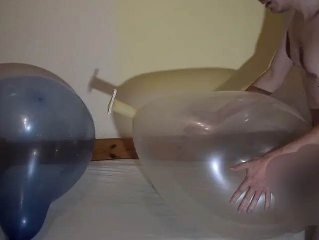 durchsichtigen Ballon platzen lassen und in einen blauen abspritzen