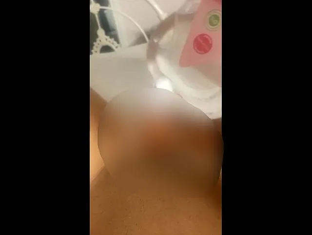 Babyöl tropft auf meine nasse Pussy – der Vibrator gleitet so leicht rein