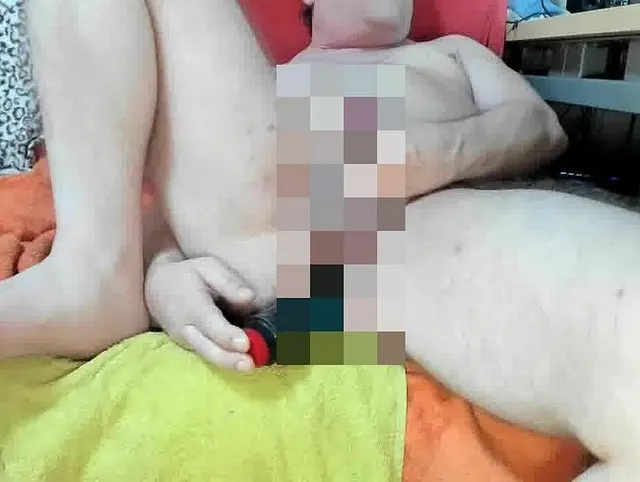 Habe mir beim Pornoschauen den Arsch mit dem Dildo gefickt bis ich