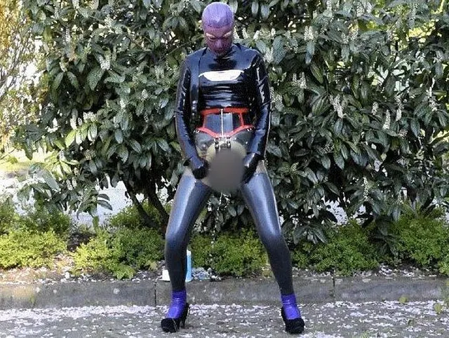 Latex durchbohrte verstopfte Mädchen Transparente Leggings Strümpfe masturbiert 2 Monster Dildos in der Öffentlichkeit P4
