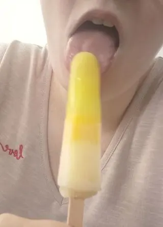 Wie ich deinen Schwanz lutschen würde, siehst du an meinem Eis