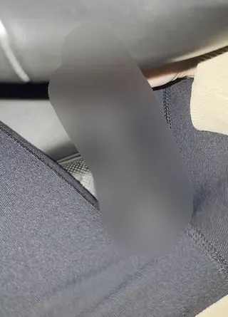 Schnelle Selbstbefriedigung im Auto mit Massagestab