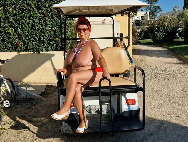 Ich präsentiere mich vor Zuschauern in Cap d` Agde auf einem  Golf Caddy