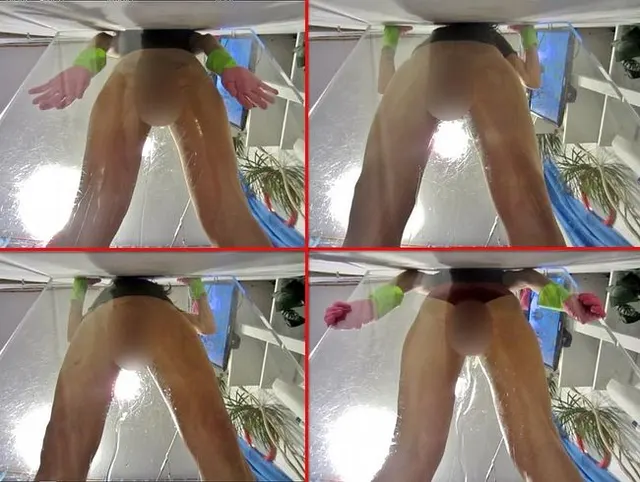 Piss auf schräge Glasplatte - in FSH, Slip + unten ohne