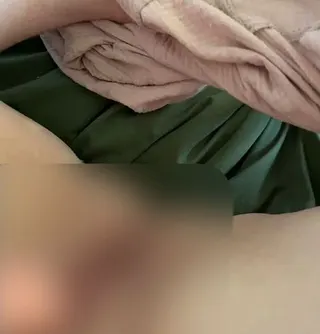 22 Sekunden Pussy Play mit echtem Dildo – Klatschen & Stoßen