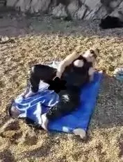 PVC Catsuit fühlt sich geil am Strand an