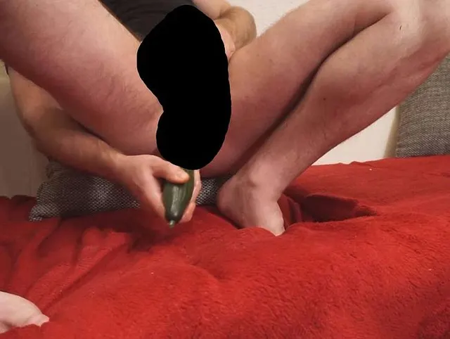 Gurke fickt offenen Arsch
