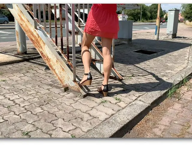 Best-Of Outdoor in Kleid und Strumpfhose