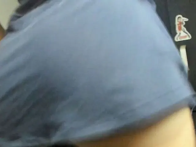 Ich schüttele meinen dicken Arsch ganz nah vor der Kamera. Er ist geil und will gefickt werden.