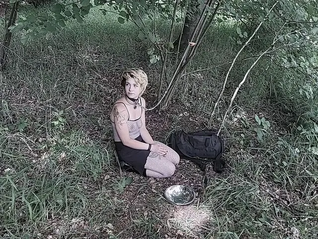Blonde Sklavin Ekel-Challenge, Haustiertraining und Fütterung im Wald