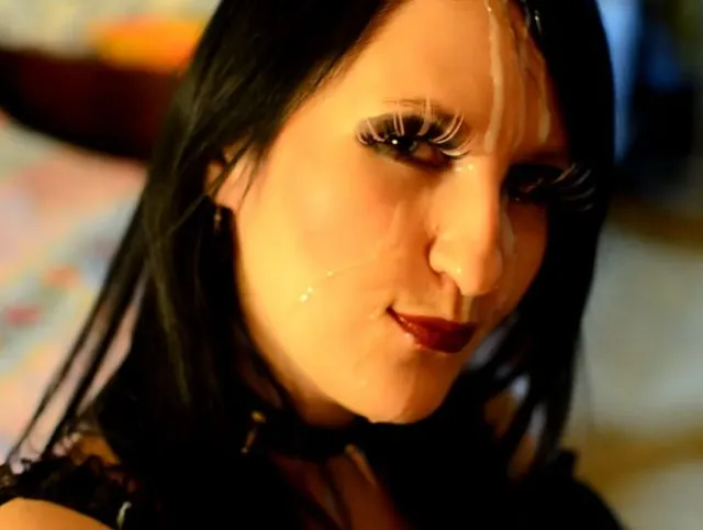 Gothic Blowjob und viel Sperma ins Gesicht