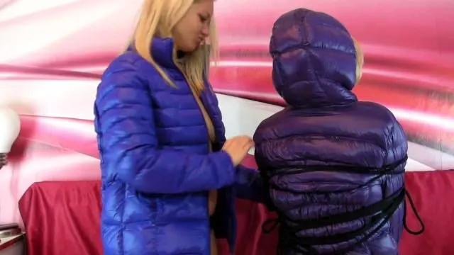 In Daunenjacke gefesselt von Christina