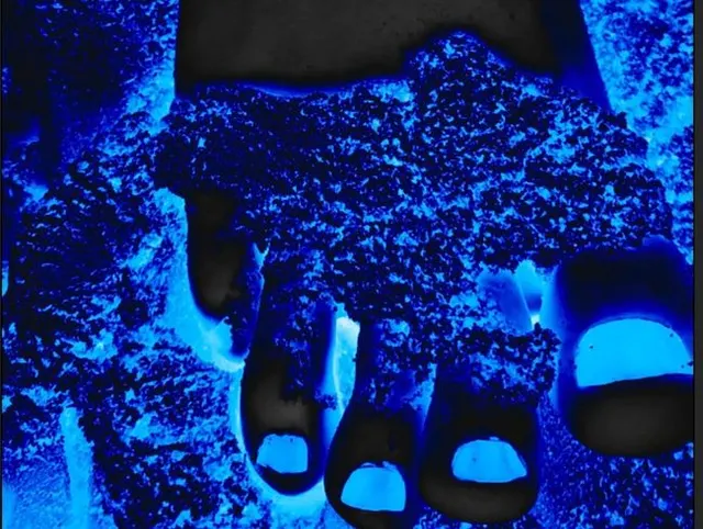 Blue Devil Feet: Kinetischer Sandzerkleinerungs- und sanfter Atem-ASMR (Detaillierte Nahaufnahmen)