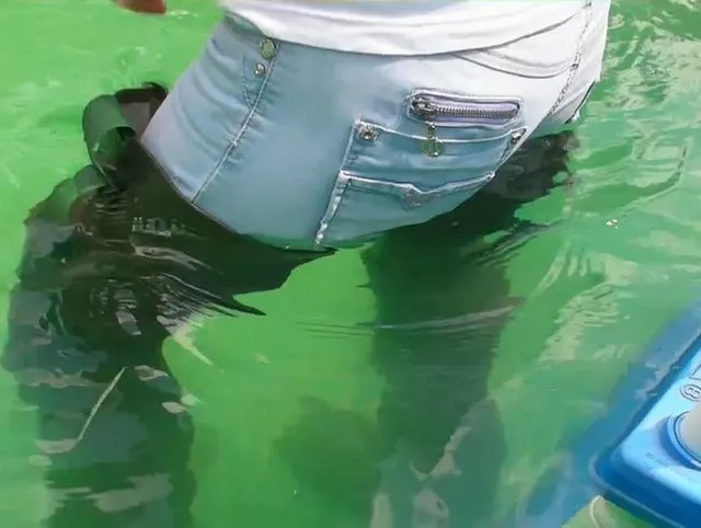 Wasser gefüllte Waders , Nasse Jeans und nasses T-Shirt