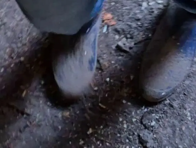 Schmutzige Gummistiefel im Garten - dirty rubberboots in the garden (ohne Ton)