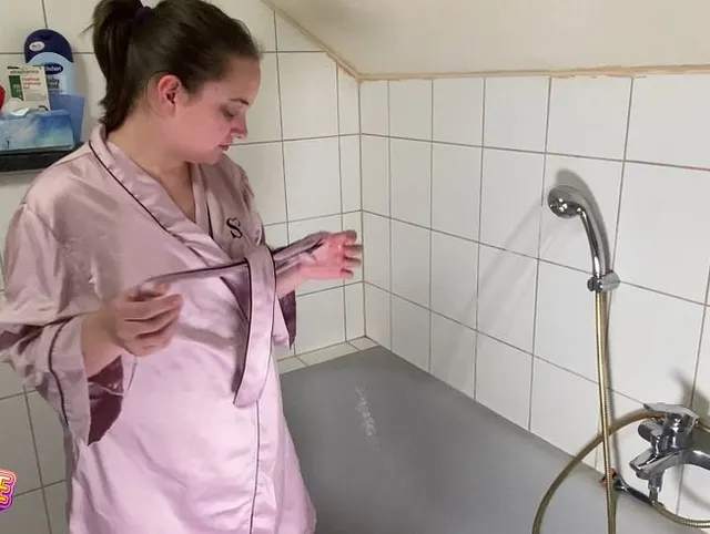 In der Badewanne mit der Duschbrause gespielt