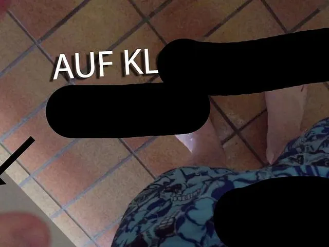 Auf Öffentliche Klo Wand Spritzen während...