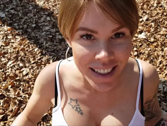 Erster OutdoorBlowjob - Total notgeil im Wald!