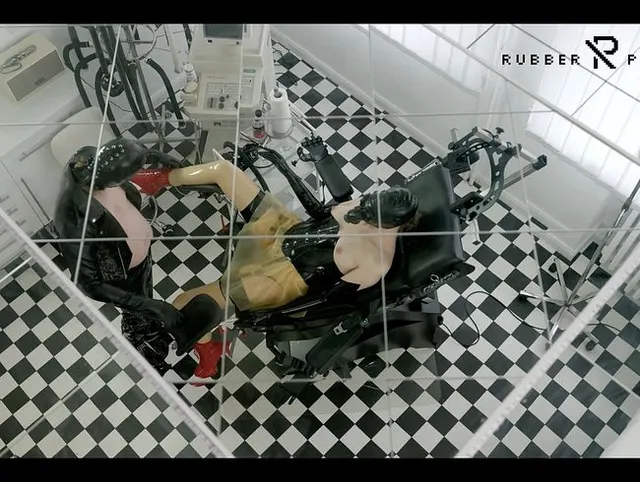 Die geile Deutsche Latex Patientin bekommt eine Pussy und Anal Behandlung beim Arzt
