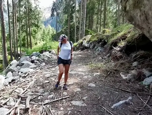 Pissen bei der Wanderung