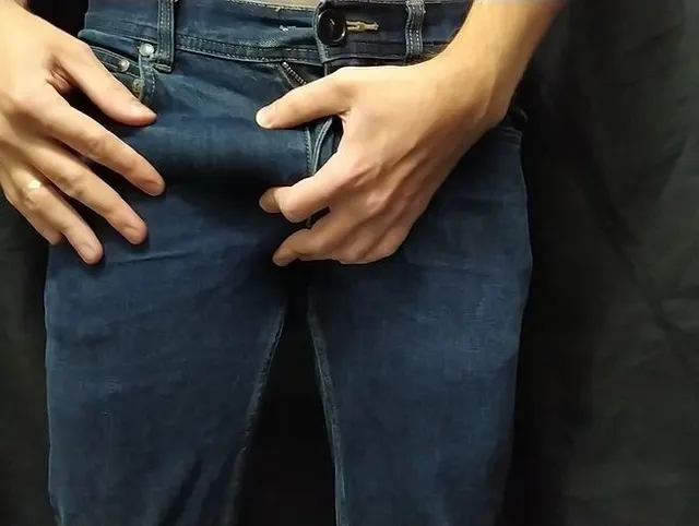 Ich habe einen großen Schwanz aus Jeans geholt und angefangen zu masturbieren