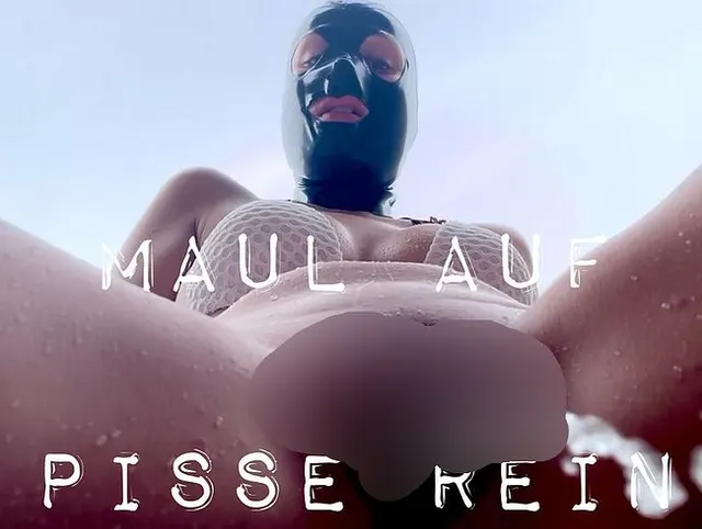 Maul auf! Pisse rein! Herrin Nicole muss im Bikini pissen und du wirst jeden Tropfen schlucken!