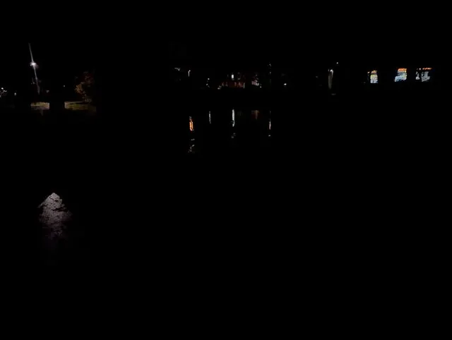 Achtung, hörst du wie es in den Teich tropft? Parkteichpiss