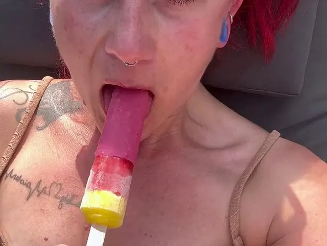 Eis lutschen beim Sonne tanken